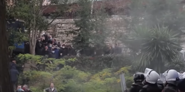 Manifestanti pro-Berisha davanti alla sede del Partito Democratico a Tirana