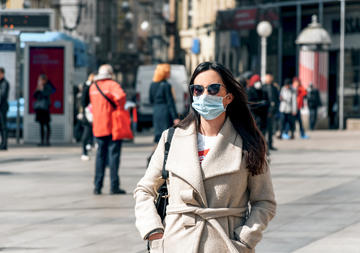 Zagreb, donna con mascherina - Wirestock Creators Shutterstock