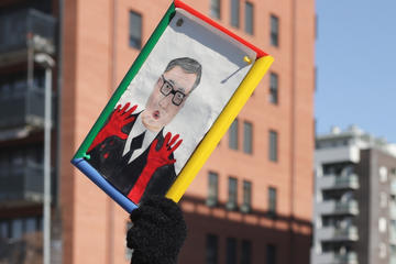 Vučić con mani insaguinate @ Alekasandra V Photography/Shutterstock