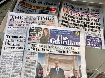 Titoli dei giornali inglesi dopo la notizia dell'apertura di Trump a Putin - © Steve Travelguide/Shutterstock