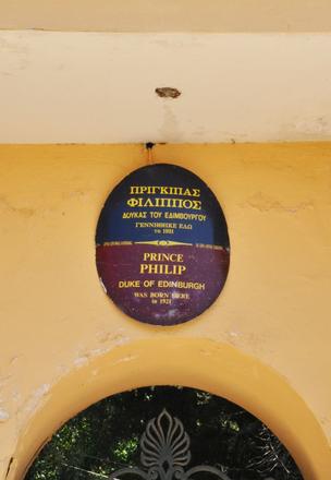 L'iscrizione che ricorda la nascita di Filippo, duca di Edimburgo, nella villa di Mon Repos a Corfù